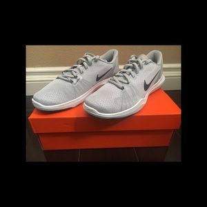 Women's Nike flex supreme tennis shoes.